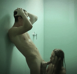 zdjęcie amatorskie On her knees in the shower.
