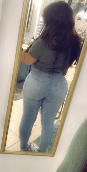 photo amateur Big booty in tight jeans