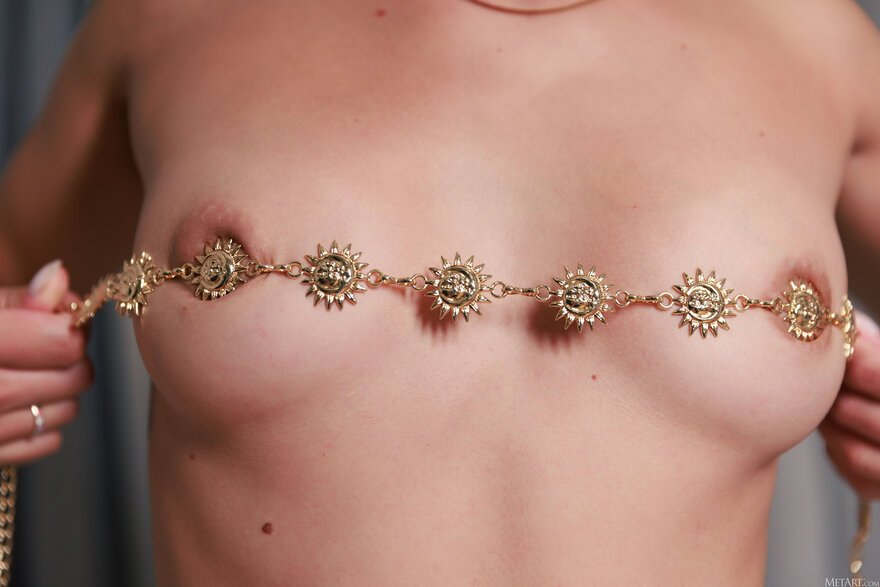 MetArt_Pearl-Necklace_Avery_high_0082