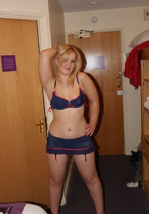 foto amadora amateur chubby milf blonde small tits lingerie