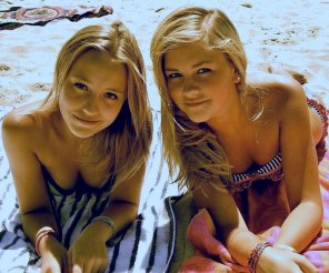 amateur pic Twins on the beach