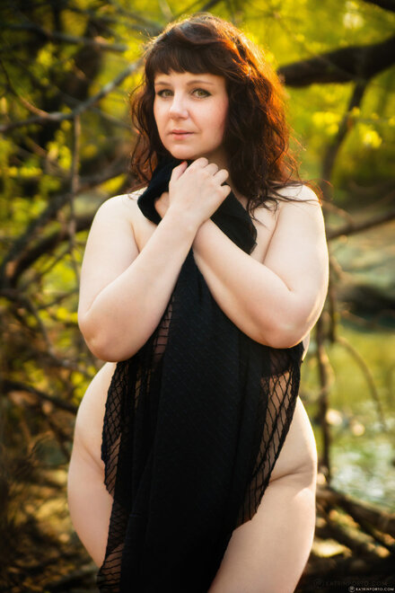 Stunning chubby MILF shows off her gorgeous curves all nude outdoors_0008