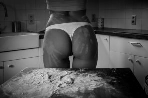 amateur pic Riona Neve - Messing with flour