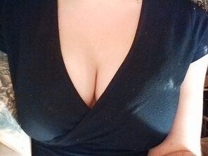 zdjęcie amatorskie My wife has big boobs, but is she really bursting out?