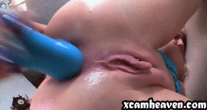 foto amatoriale Hard anal masturbation with a blue dildo