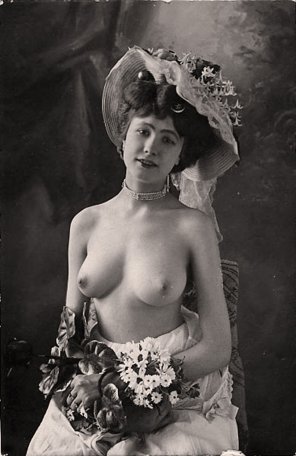 zdjęcie amatorskie "So this new photographic process of yours, you take a picture of me naked, and then repeat with undergarments, and then fully clothed?" &qu