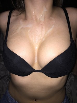 amateur photo Finish on her chest