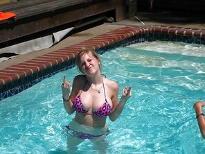 photo amateur Big Tits in the Pool