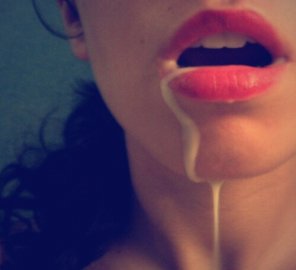 zdjęcie amatorskie Red lips with white overflow