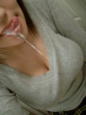 foto amateur Licking her lips