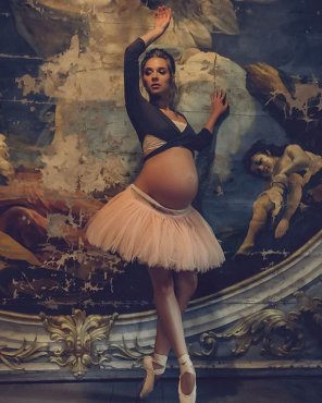 amateur photo Pregnant ballerina