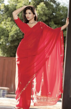 foto amadora Pari official Red saree Interviewsexhdin Indian Ftv Nude PicGallery