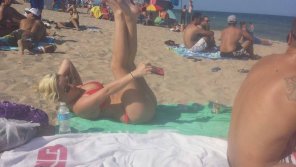 zdjęcie amatorskie Incredibly awkward selfie on a public beach