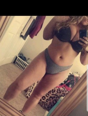 foto amatoriale Girlfriend is feeling extra curvy on her 22nd birthday!