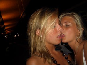 photo amateur Two hot college girls just being curious