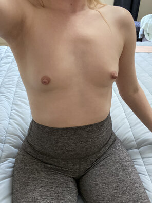 zdjęcie amatorskie My boobs may be small but I do have hips ðŸ˜‡