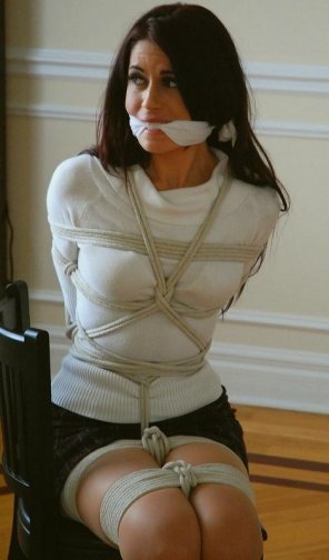 foto amatoriale Tied up with her clothes on
