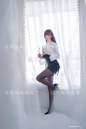 foto amateur Mixian Sama (过期米线线喵) - OL情欲 (18)