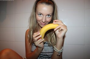 foto amadora Cute Angel (Anna) - Banana between tits and lips