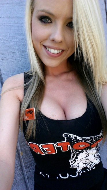 Gorgeous Hooters Girl