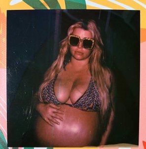 photo amateur Pregnant Jessica Simpson in a bikini