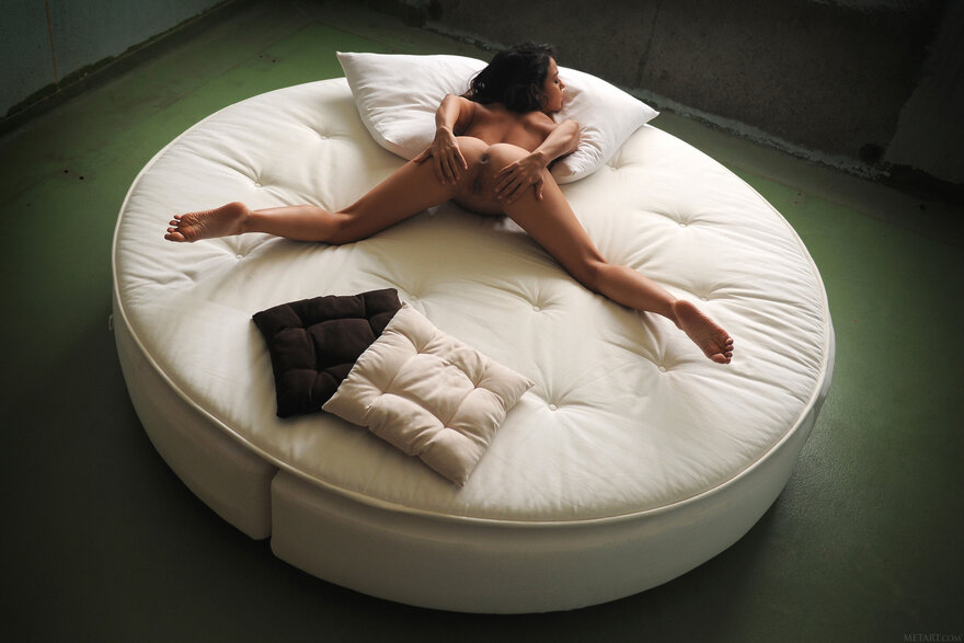 2025-06-21_20-14-11.554Z_107_MetArt_Round-Bed_Joy-Lamore_high_0106