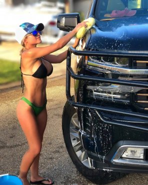 foto amateur 4'11" Latina Cleaning Her Truck