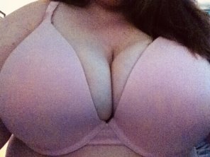 zdjęcie amatorskie Wifeâ€™s big tits make for excellent cleavage. Messages welcome.
