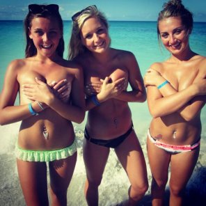 3 hot beachy babes with pierced belly-buttons.