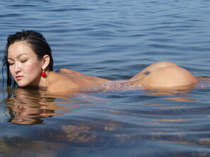 foto amadora stunning_mermaid-on-stone_rusya_high_0115