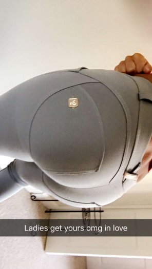 zdjęcie amatorskie Rachel Bush's ass in tight pants