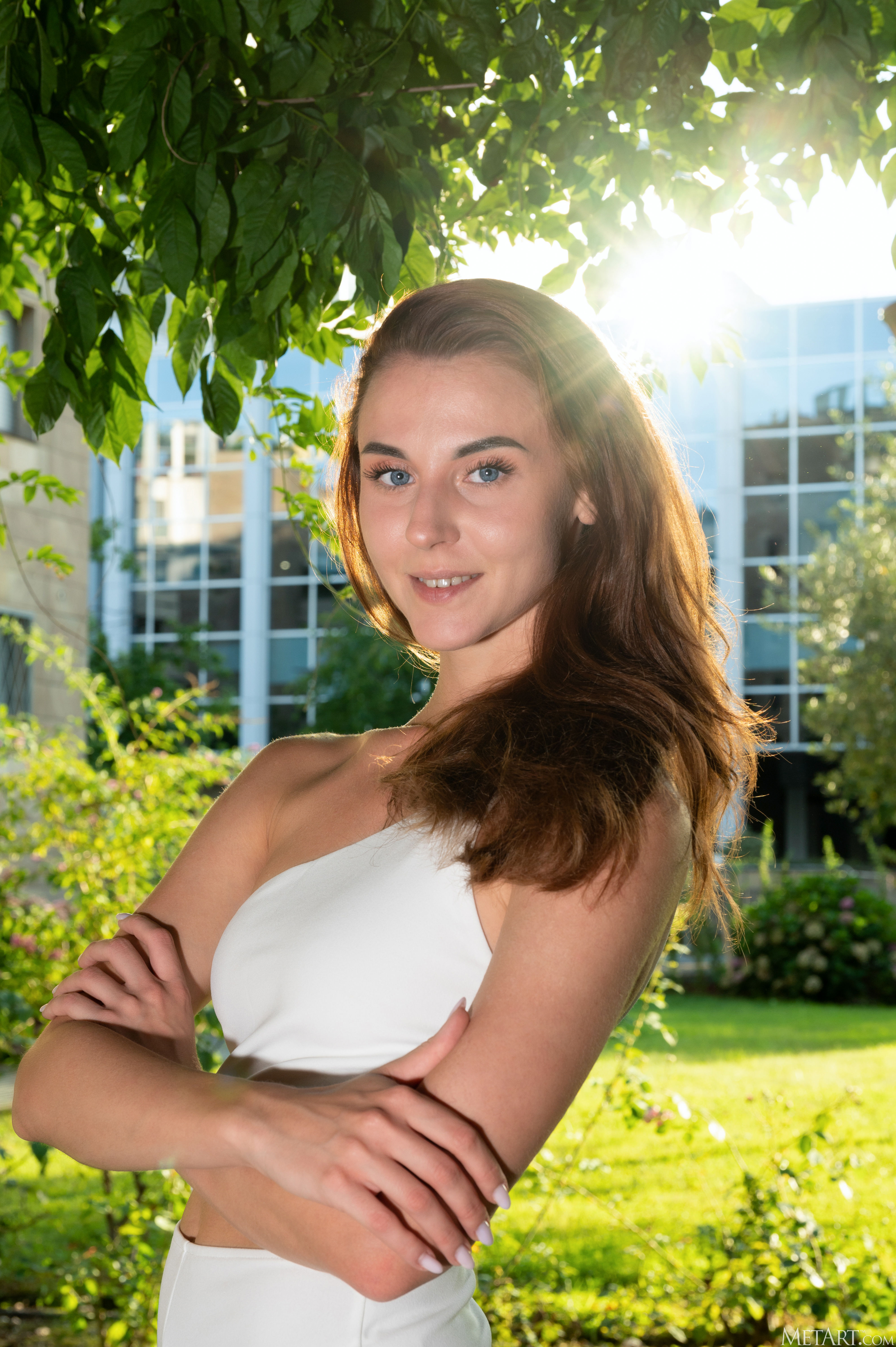 amateur photo MetArt_Elegant-in-White_Liana-Luck_high_0003