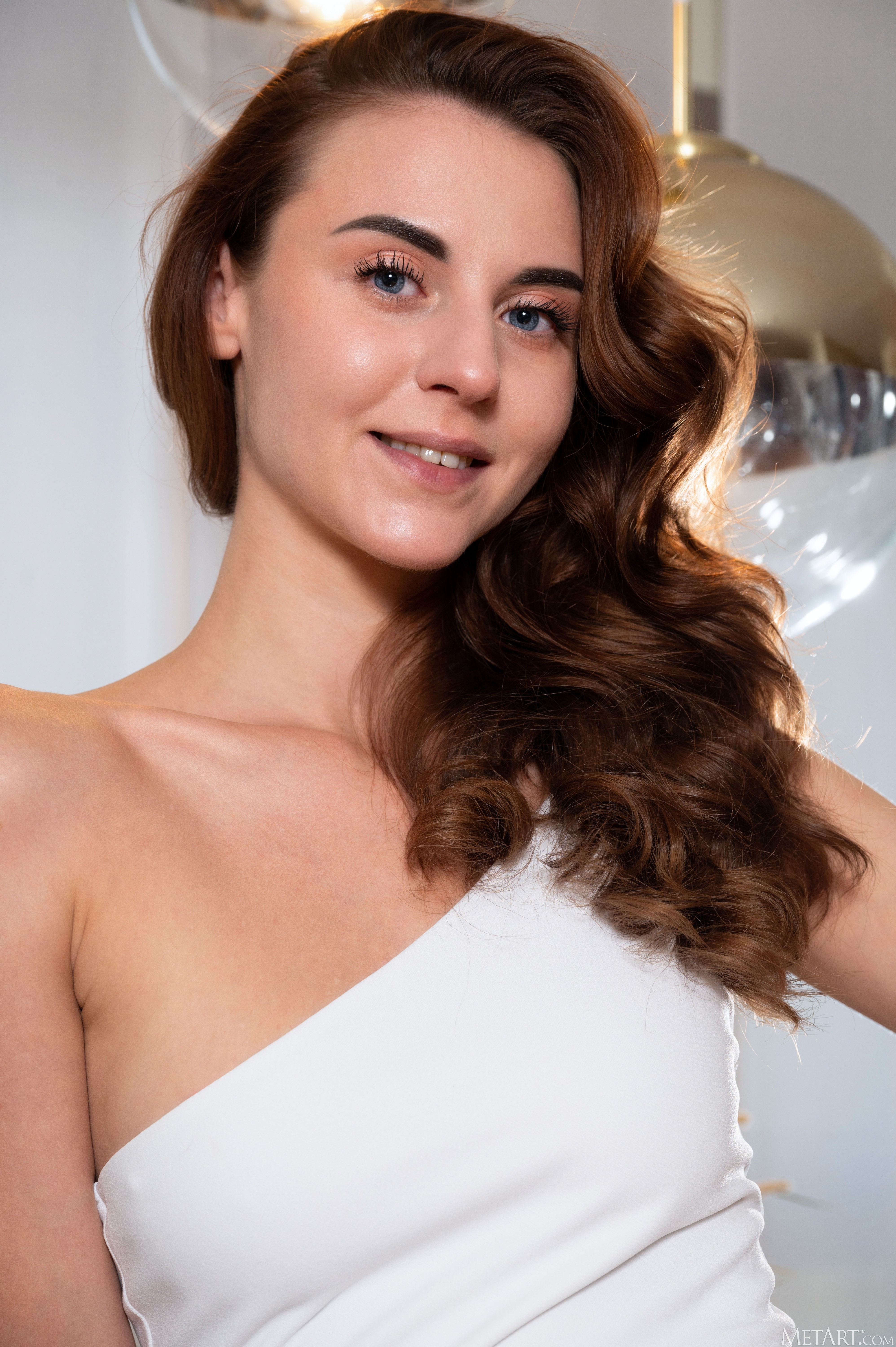 amateur photo MetArt_Elegant-in-White_Liana-Luck_high_0016