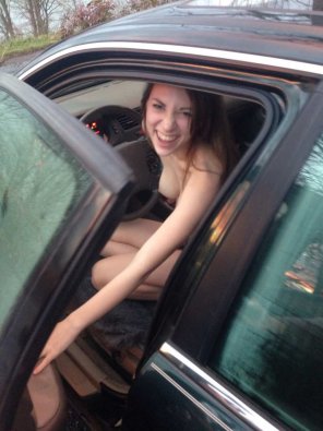 photo amateur Caught naked in her car