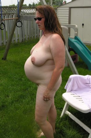 photo amateur Pregnant babe going nude in her backyard