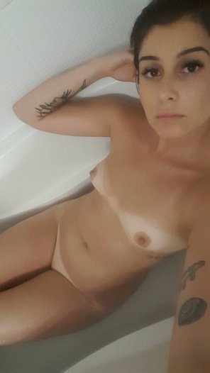 zdjęcie amatorskie Cute brunette in the tub