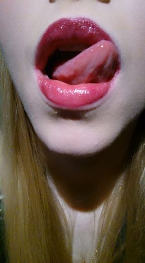 amateur-Foto I received a speci[f]ic request several times. Here is my mouth and tongue, both ready to have some fun. Who is first?
