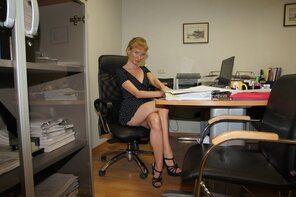 foto amatoriale Meet Zoya Slut Wife Posing with Cum on her Face in the Office