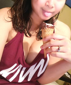 foto amateur Relaxing after a long day at work. This vanilla ice-cream isn't the only white thing I love licking~