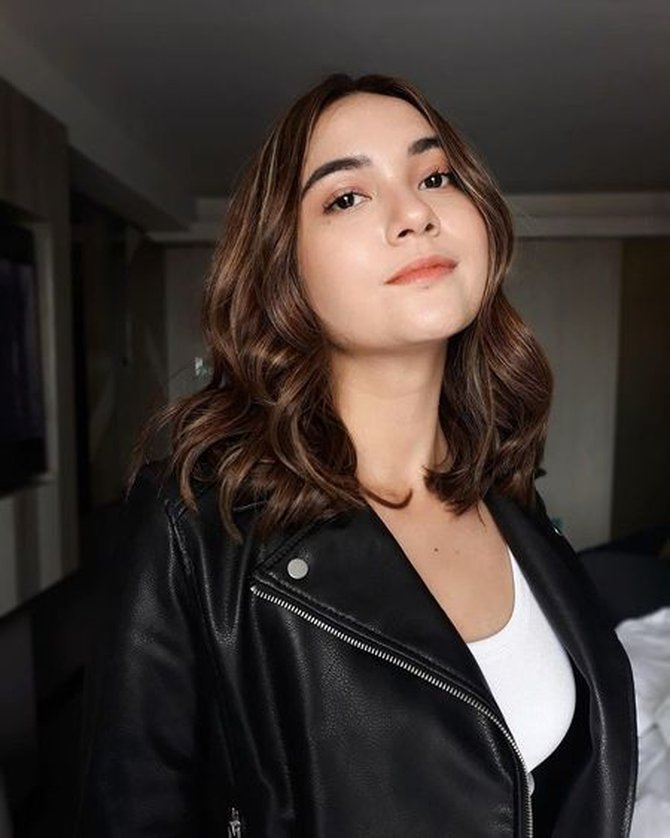 amateur photo g_7___7_potret_terbaru_demi_langston_bule_jawa_yang_makin_hot_dan_cantik_meski_sudah_punya_3_anak_p_demi_langston-20210421-005-non_fotografer_kly
