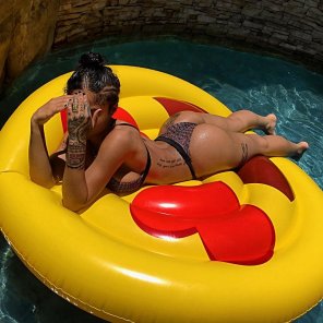 foto amatoriale On a pool with her ass up