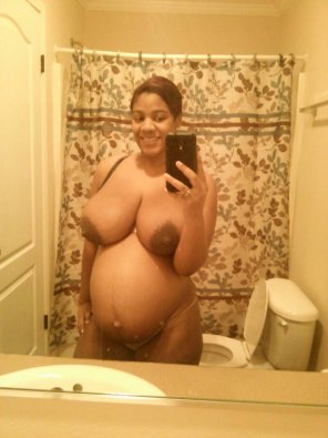 foto amateur Big, round breasts. Bigger, rounder belly