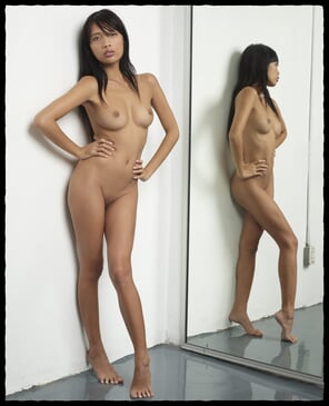 amateur photo 11680147-jessa-naked-reflection-21-14000px