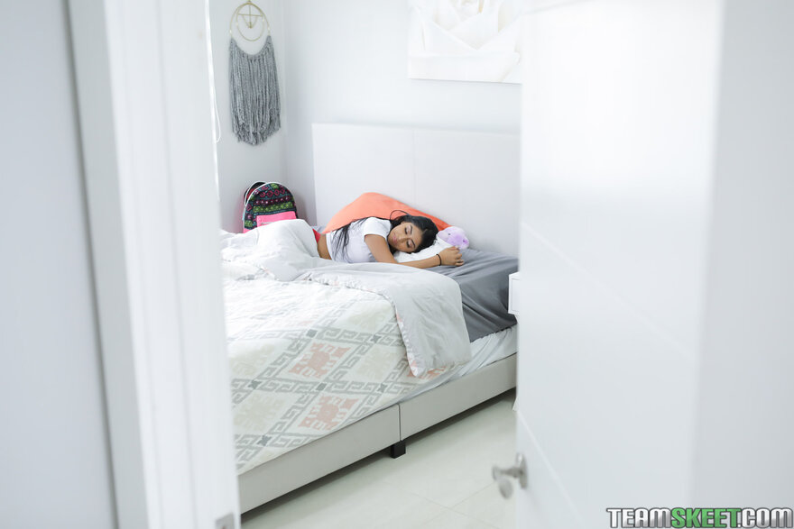 exxxtrasmall_binky_beaz_035