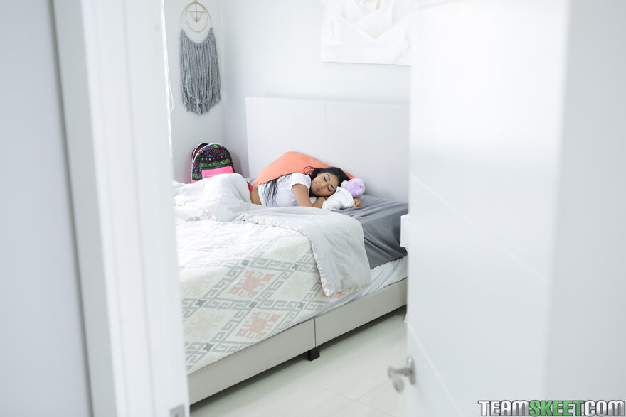 exxxtrasmall_binky_beaz_036