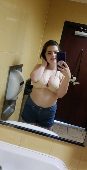 foto amateur Teasing in a Dunkin' Donuts bathroom