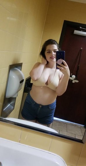 amateur-Foto Teasing in a Dunkin' Donuts bathroom