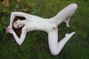 foto amatoriale Naked on the forest floor