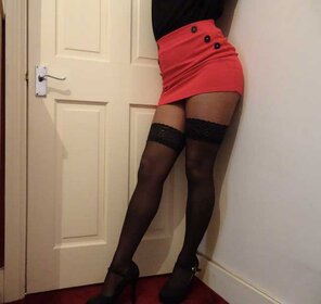 foto amadora ðŸ’Red skirt, stockings, heels...what more could you ask for?ðŸ’[self]