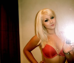 photo amateur Platinum blonde with a knowing smile